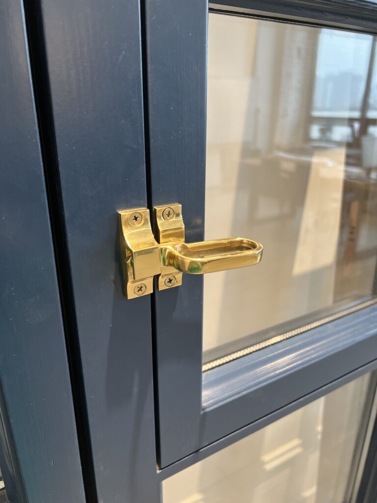 Фрагмент деревянного окна Woodcort
