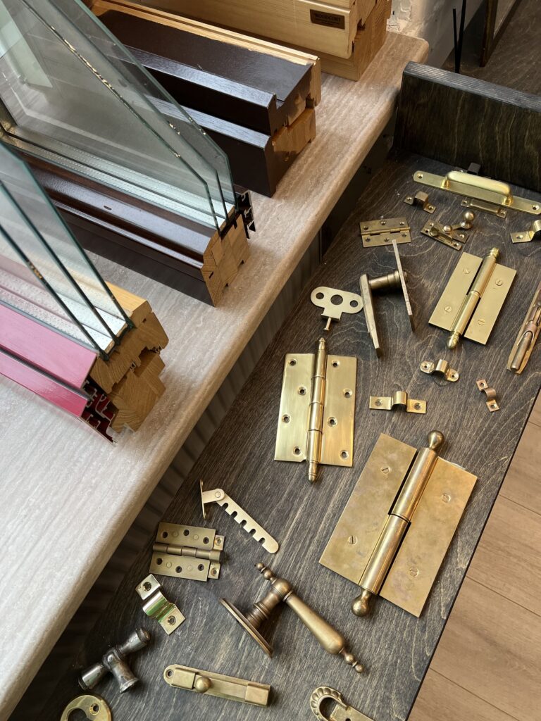 Покрытия деревянных окон в шоуруме Woodcort